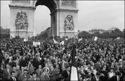 Entre 300 000 et un million de manifestants ont défilé sur les Champs-Élysées pour soutenir de Gaulle : quand était-ce ?