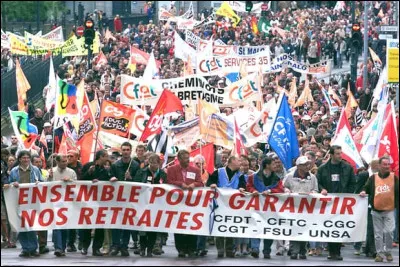 D'importantes manifestations ont lieu en mai et juin contre la loi Fillon sur les retraites, qui notamment allongeait à 40 annuités la durée de cotisation pour les fonctionnaires ainsi alignés sur le régime général. C'était en ...