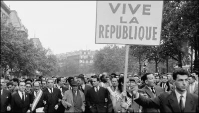 Ce 28 mai, une grande manifestation "pour la défense de la République", contre le fascisme et contre le retour au pouvoir de De Gaulle est organisée à Paris, avec en tête du cortège François Mitterrand, Pierre Mendès France : c'était en ...