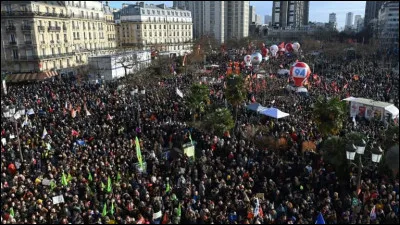 Cette année en 2023, la première des journées de manifestations regroupe entre 1,12 million de manifestants, selon le ministère de l'Intérieur, et 2 millions selon les syndicats : c'était le ...