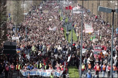 Le 7 puis le 18 et le 23 mars, des dizaines de milliers de lycéens et d'étudiants manifestent contre le Contrat Première Embauche (CPE) : c'était en ...