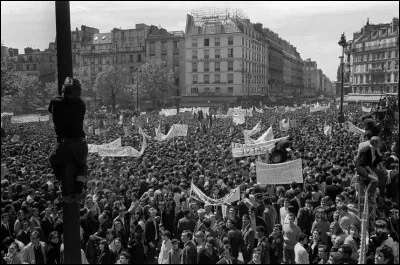 En 1968, cette grande manifestation (autour de 500 000 personnes) marque le véritable démarrage du mouvement ; la grève générale commence le jour même et se poursuit le lendemain : c'était le ...