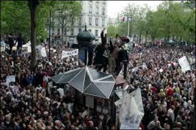 Ce 1er mai, il y plus d'un million et demi de manifestants (dont 400 000 à Paris) contre la présence du Front national au deuxième tour de la présidentielle : c'était en ...