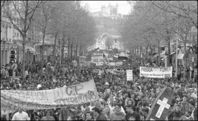 Tout au long du mois de mars, d'importantes manifestations de jeunes ont lieu dans de nombreuses villes contre le contrat d'insertion professionnelle (CIP) appelé "Smic-jeunes" puisqu'il prévoit un contrat de travail à durée déterminée pour les moins de 26 ans, rémunéré à 80 % du SMIC : c'était en ...