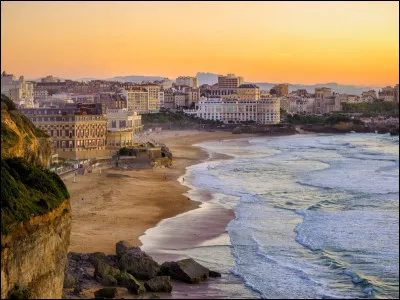 Quel océan ou quelle mer borde la ville de Biarritz ?