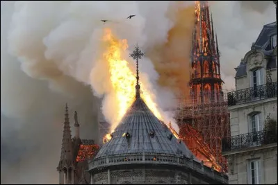 En 2019, nous gardons le souvenir d'une cathédrale de France ravagée par un incendie monumental. Quelle est-elle ?
