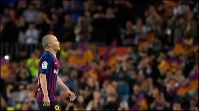 Lequel de ces anciens joueurs du FC Barcelone n'a pas encore pris sa retraite ?
