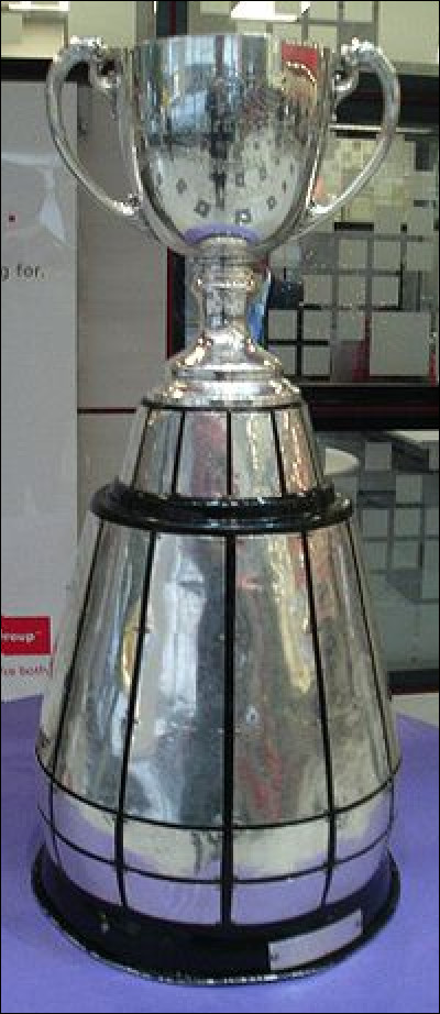 Comment s'appelle le trophée remis au vainqueur du championnat de football canadien ?