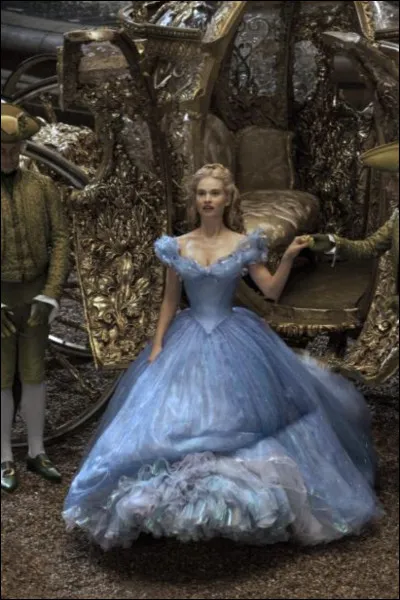 La robe bleue réalisée pour ce film est tout à fait exceptionnelle de part sa conception, on peut s'en rendre compte lors de la scène du bal...