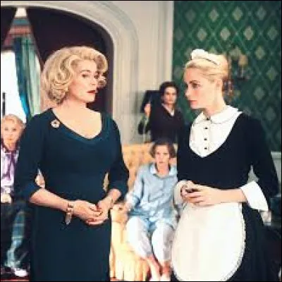 C'est un bleu dit "canard" que porte ici avec tout le chic des années 50 Catherine Deneuve...