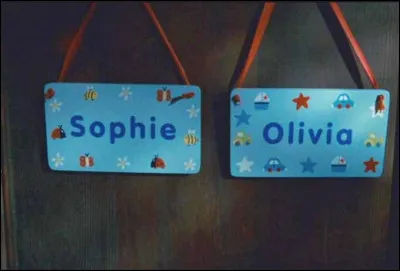 Des étiquettes bleues sur une porte, avant de faire découvrir tout un monde à l'invitée surprise