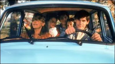 Un voyage en voiture bleue pour la famille, jusqu'à la maison de campagne, mais il est primordial que "maman" ait les yeux bandés