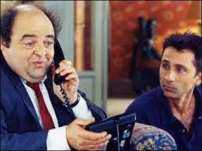 Très sérieux le costume bleu, surtout pour une conversation téléphonique aussi importante que mène d'une main de maître un formidable Jacques Villeret...