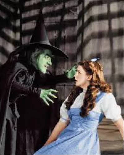 Qu'il est lointain ce voyage, et mystérieux, pour la petite Dorothy en robe et socquettes bleues