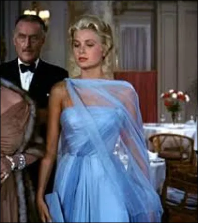 C'est ainsi que l'on se vêt de soie bleue, le soir, dans un Palace de la Côte d'Azur, quand on est riche à millions comme Frances Stevens...