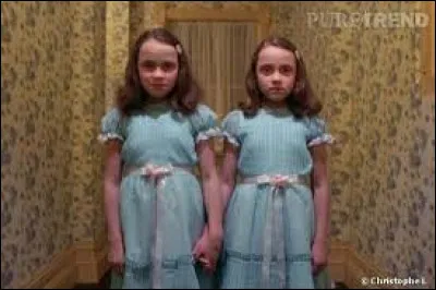 Elles sont en bleu et toutes mignonnes, ces petites filles, avec lesquelles le petit Danny voudrait bien jouer