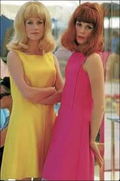 Deux soeurs dans la vie, deux soeurs à l'écran, la blonde est en jaune, une ville en couleurs