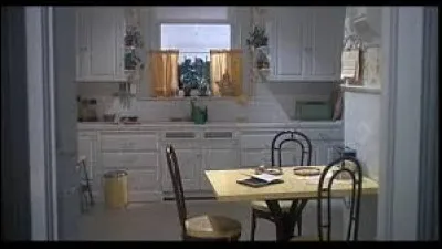 Table jaune, rideaux jaunes... Presque tout l'appartement de ces jeunes mariés, situé dans le Dakota Building à New-York, est jaune ou largement ponctué de jaune...