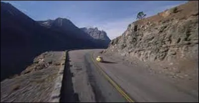 C'est vrai que la coccinelle (ici, jaune) n'est pas une grande voiture par la taille, mais là, même jaune, elle est vraiment écrasée par le paysage