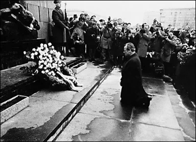 Voyage de Willy Brandt en Pologne ; le chancelier allemand sagenouille devant le mémorial des morts du ghetto de Varsovie :