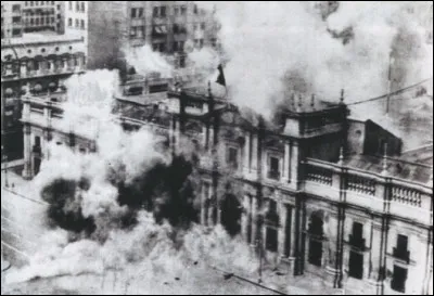 Coup d'Etat militaire au Chili ; le gouvernement Allende est renversé, la dictature s'installe pour 17 ans :