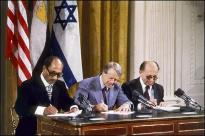 Accords de Camp David débouchant sur un traité de paix israélo-égyptien :