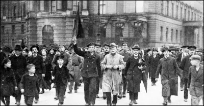 En Allemagne, abdication du Kaiser Guillaume II et proclamation de la république :