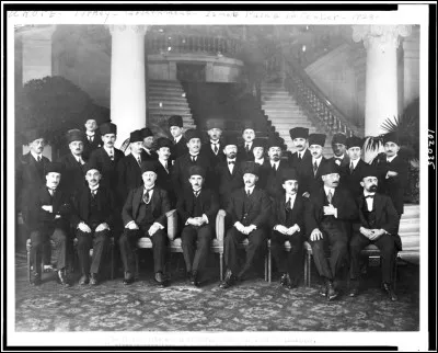 Signature du Traité de Lausanne, remplaçant le traité de Sèvres entre les vainqueurs de la première guerre mondiale et la Turquie :