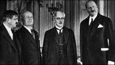 Conférence de Stresa entre la France l'Italie et Royaume-Uni ; dernier accord entre les trois puissances pour le maintien collectif de la paix dans le cadre de la Société des Nations :