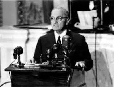 Le président américain Truman expose la doctrine d'endiguement (containment) de l'expansion soviétique et engage les Etats-Unis pour "soutenir les peuples libres" :