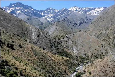 Quel est ce massif montagneux espagnol située en Andalousie, le plus élevé de toute l'Europe occidentale après les Alpes, culminant au pic Mulhacén à 3 479 mètres d'altitude ?