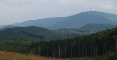 Quel est ce massif montagneux de Hongrie, le plus élevé du pays situé au nord près de la frontière slovaque et culminant au mont Kékes à 1 015 mètres d'altitude ?