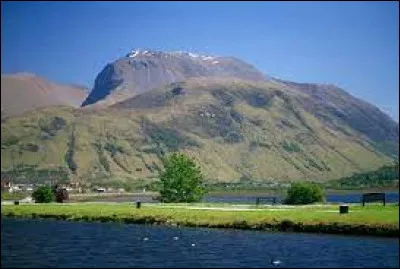 Quelle est cette montagne écossaise, qui s'élève entre la vallée du Glenmore et la dépression qui unit les firths du Forth et de la Clyde et dont le point culminant est le Ben Nevis à 1 345 mètres d'altitude ?