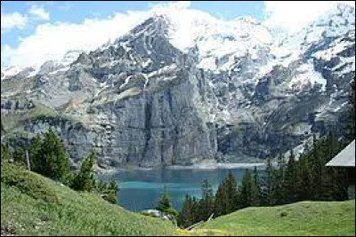 Quel est ce massif montagneux suisse, situé dans la partie centrale des Alpes drainé par l'Aar, son affluent la Sarine et le Rhône à l'ouest et au sud et culminant à 4 274 mètres d'altitude au Finsteraarhorn ?