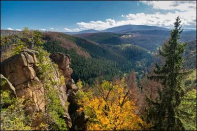 Quel est massif allemand de moyenne montagne, situé en Saxe-Anhalt dont le point culminant est le Brocken à 1 141 mètres d'altitude ?