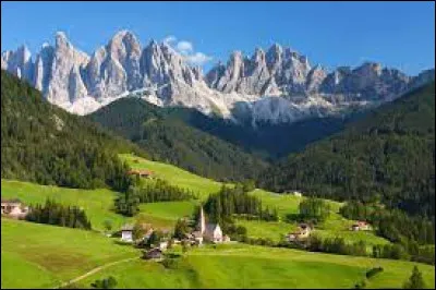 Quel est ce massif montagneux italien, situé entre le Trentin-Haut-Adige et la Vénétie et culminant à 3 343 mètres d'altitude à la Marmolada ?