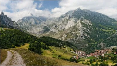 Quel est ce système montagneux du Nord de lEspagne, qui longe le golfe de Gascogne en prolongeant les Pyrénées, et culmine à 2 649 mètres d'altitude au Torre de Ceredo ?