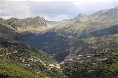 Quel est ce massif montagneux des Balkans, qui s'étend en Épire dans le Nord de la Grèce et dans le Sud-Est de l'Albanie et culmine à 2 637 mètres d'altitude au Smolikas ?