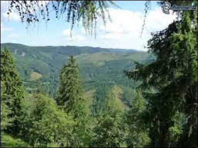 Quelle est cette chaîne de moyennes montagnes - culminant au Klínovec, à 1 244 m d'altitude, et au Fichtelberg 1 214 m - située en Allemagne et en Tchéquie et qui constitue une frontière naturelle entre la Saxe et la Bohême ?