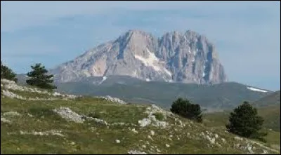 Quelle est cette chaîne de montagnes qui parcourt l'Italie sur mille kilomètres du nord au sud culminant à 2912 mètres d'altitude au Corno Grande dans le massif du Gran Sasso ?