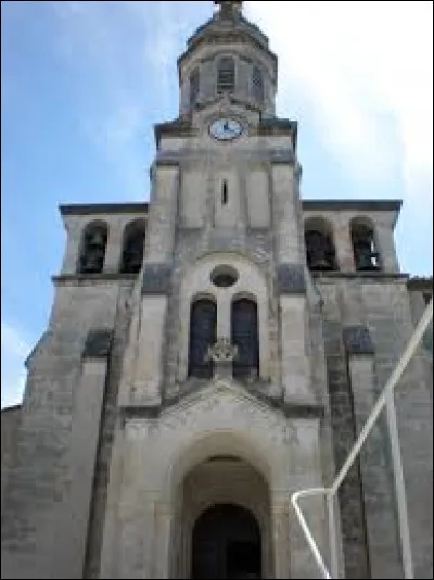 Nous sommes maintenant en Occitanie, au pied de l'&eacute;glise Saint-F&eacute;lix, &agrave; Boisson. Hameau rattach&eacute; &agrave; All&egrave;gre-les-Fumades, dans l'aire d'attraction Al&eacute;sienne, il se site situe dans le d&eacute;partement ...