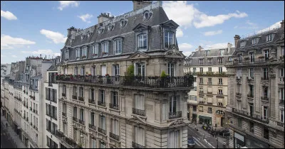 Restons encore à Paris, avec les appartements typiques de la capitale française. Comment ces appartements se nomment-ils ?