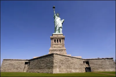 Quelle taille fait la statue de la Liberté ?