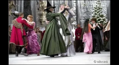 Quel groupe de musique joue durant le bal de Noël ?