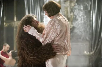 Qui remplace Hagrid pour le cours de soins aux créatures magiques lorsque celui-ci est indisposé ?