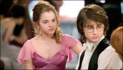 Lequel de ces personnages n'est pas présent lorsque Harry se fait surprendre en revenant de la salle de bains des préfets en pleine nuit ?