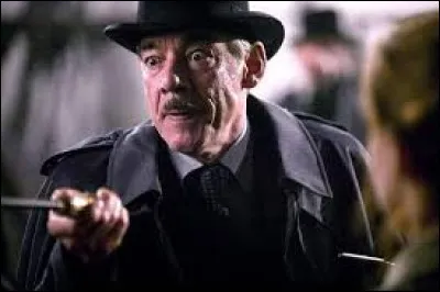 Avec qui se trouve Harry lorsqu'il croise Barty Croupton en pleine crise de démence ?