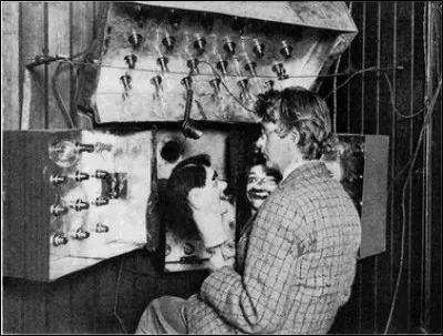 John Logie Baird devient le premier à produire une image télévisée dobjets en mouvements. En quelle année réalise-t-il en Angleterre cette démonstration ?