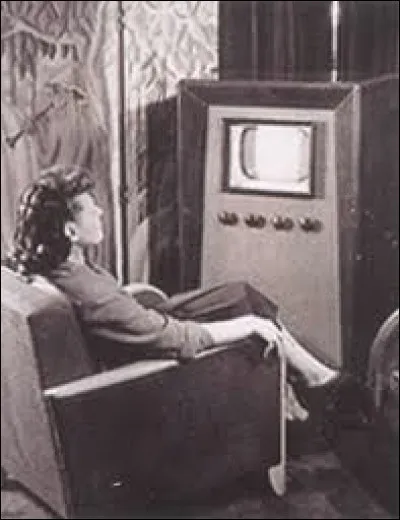 Début 1937 sont diffusées les émissions quotidiennes de 20h à 20h30 depuis l'émetteur de la tour Eiffel. Combien de postes de télévision équipent les ménages français ?