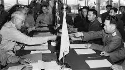 Fin de la guerre de Corée avec la signature de l'armistice de Panmunjeom :